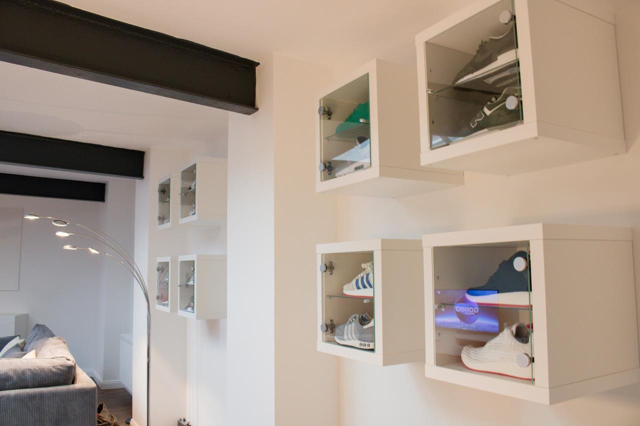 White Lofty Und White Apartment