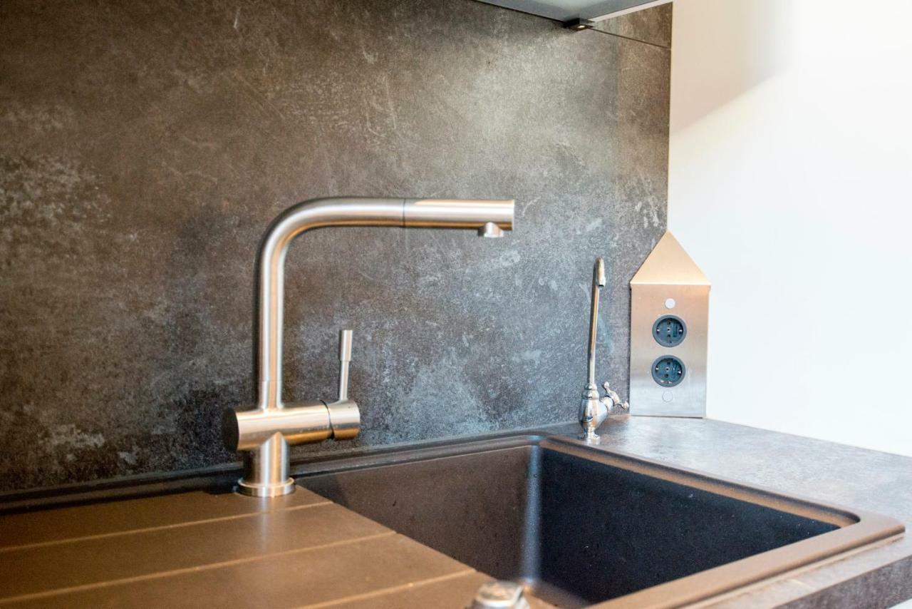 White Lofty Und White Apartment