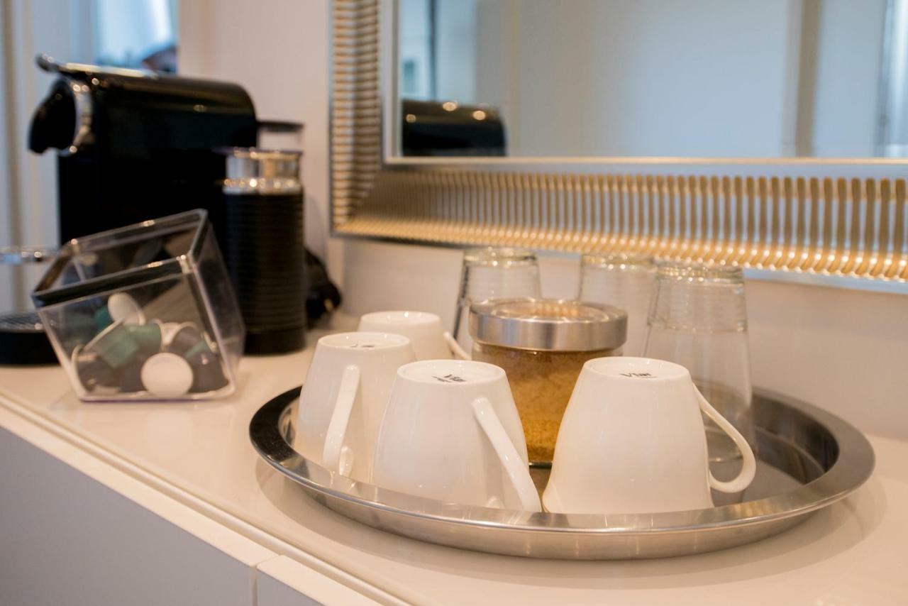 White Lofty Und White Apartment