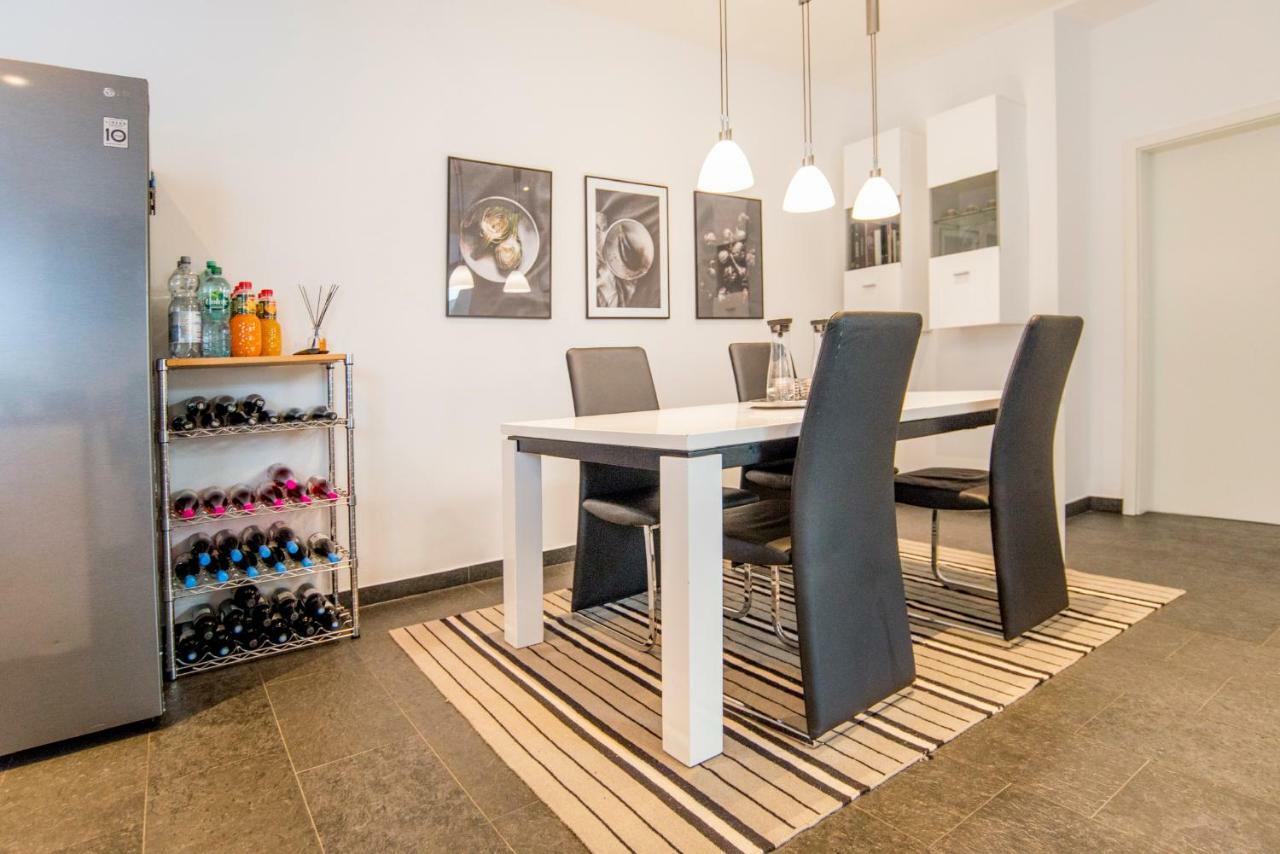 White Lofty Und White Apartment