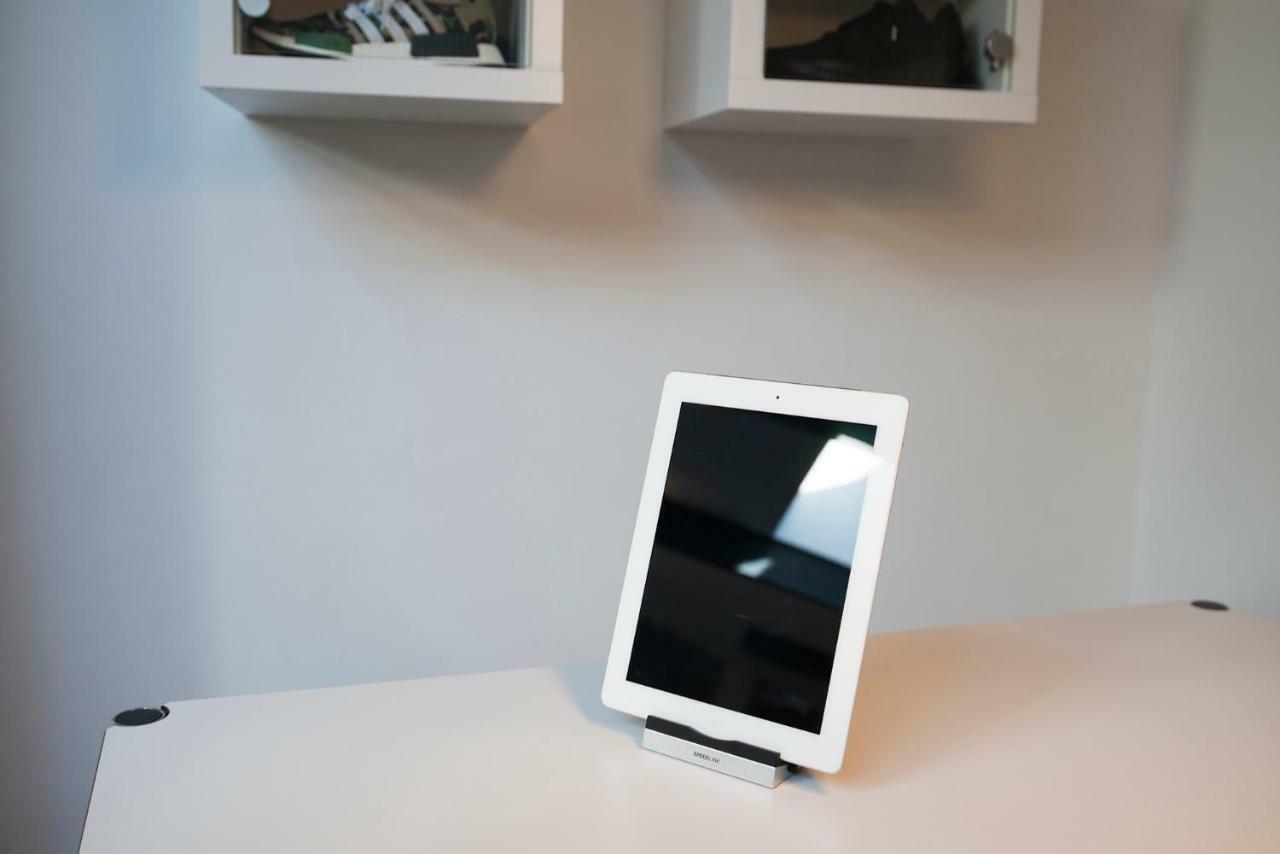 White Lofty Und White Apartment Dusseldorf