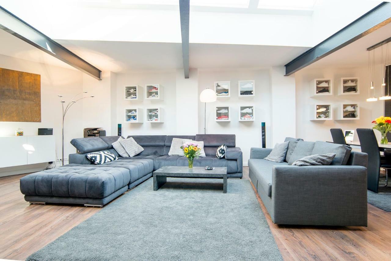 White Lofty Und White