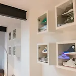 White Lofty Und White Apartment