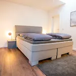 White Lofty Und White Apartment Dusseldorf