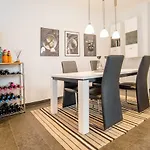 White Lofty Und White Studio