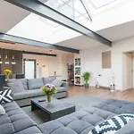 White Lofty Und White Apartment *