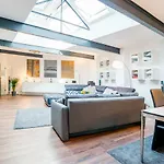 White Lofty Und White Apartment Dusseldorf