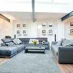 White Lofty Und White Studio