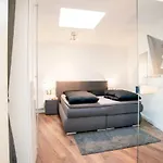 White Lofty Und White Apartment *