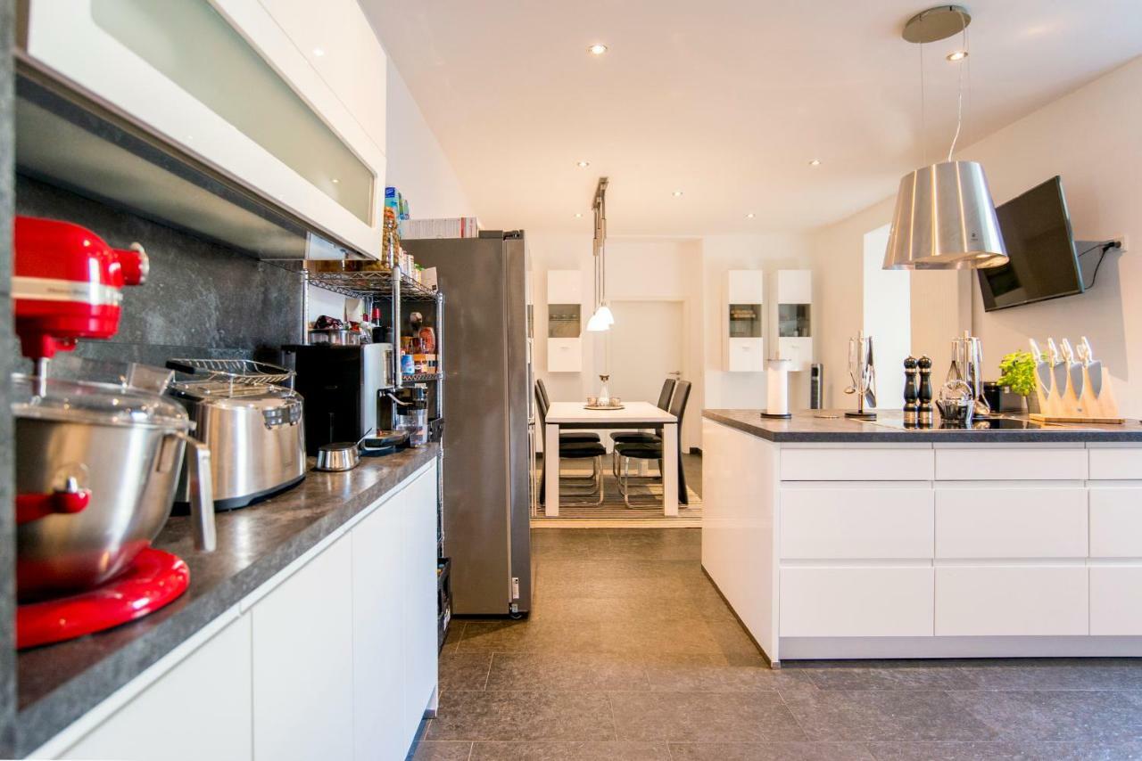 White Lofty Und White