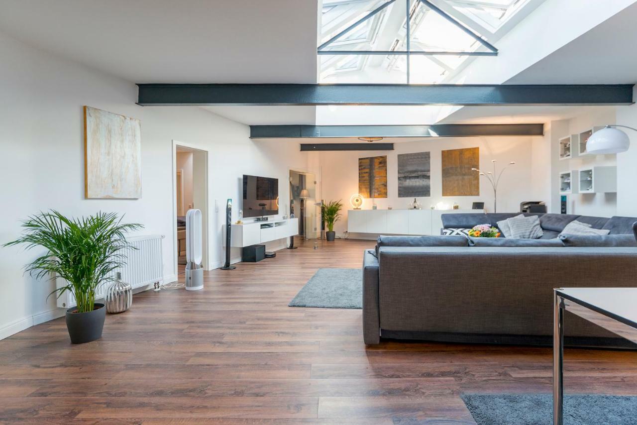 White Lofty Und White