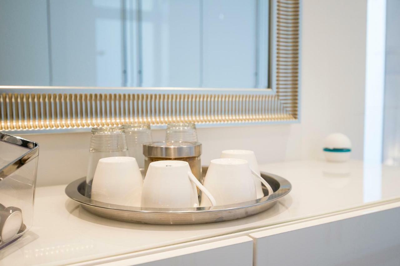 White Lofty Und White Appartement *