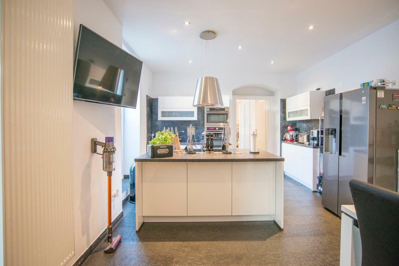 White Lofty Und White Appartement